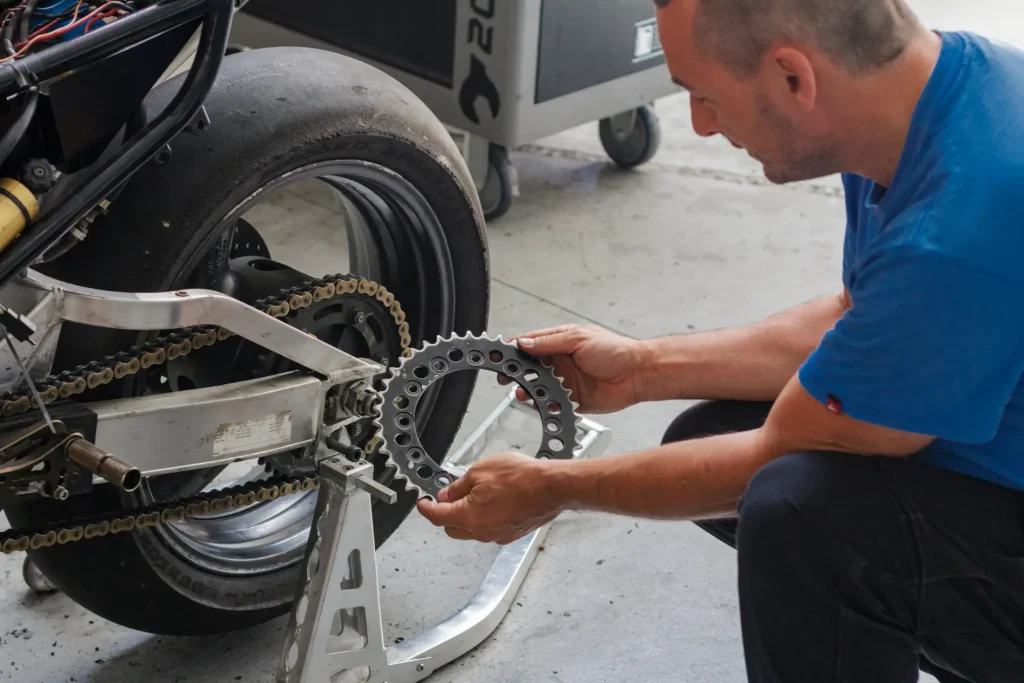 mężczyzna pracujący w warsztacie motocyklowym