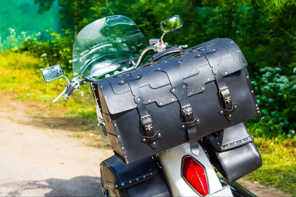 motocykl z kuframi na bagaż