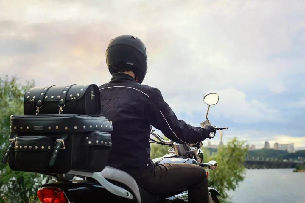 motorzysta z zapakowanym bagażem