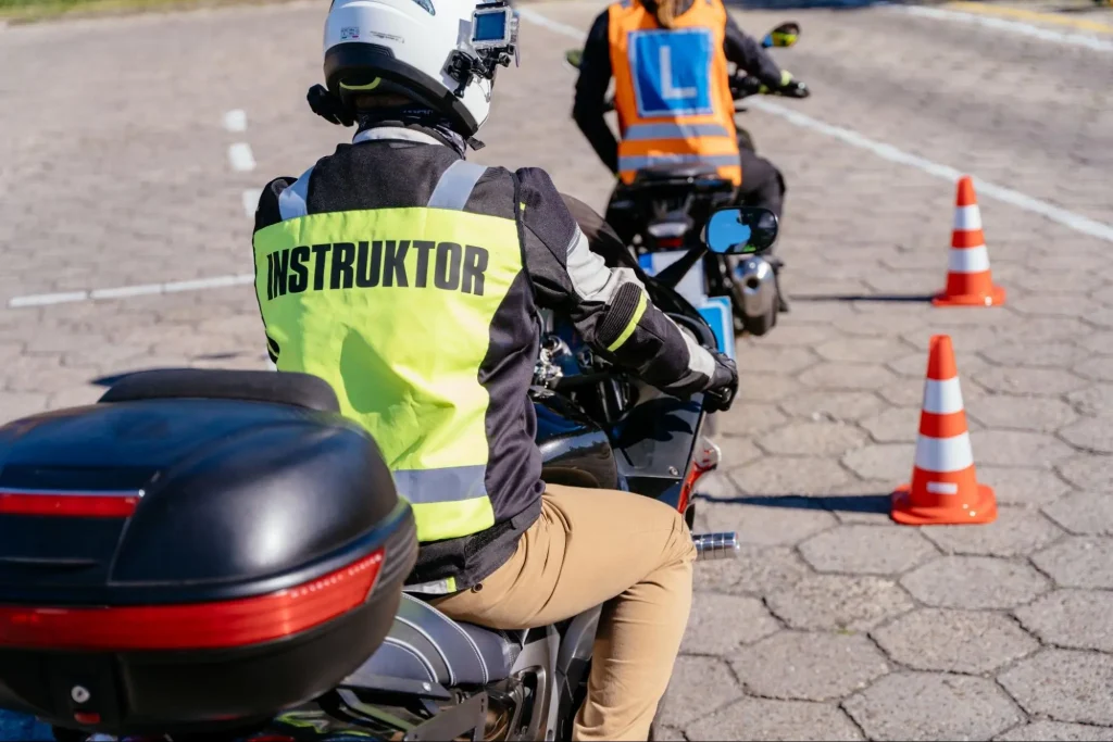 kursantka i instruktor na placu manewrowym