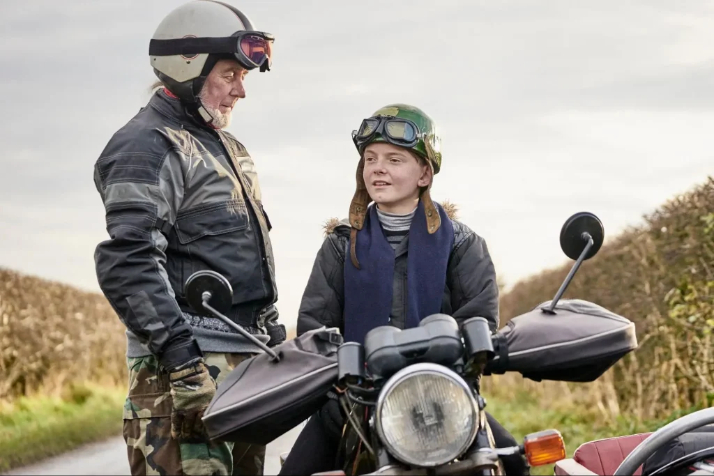 dziadek i wnuczek na wycieczce motocyklowej