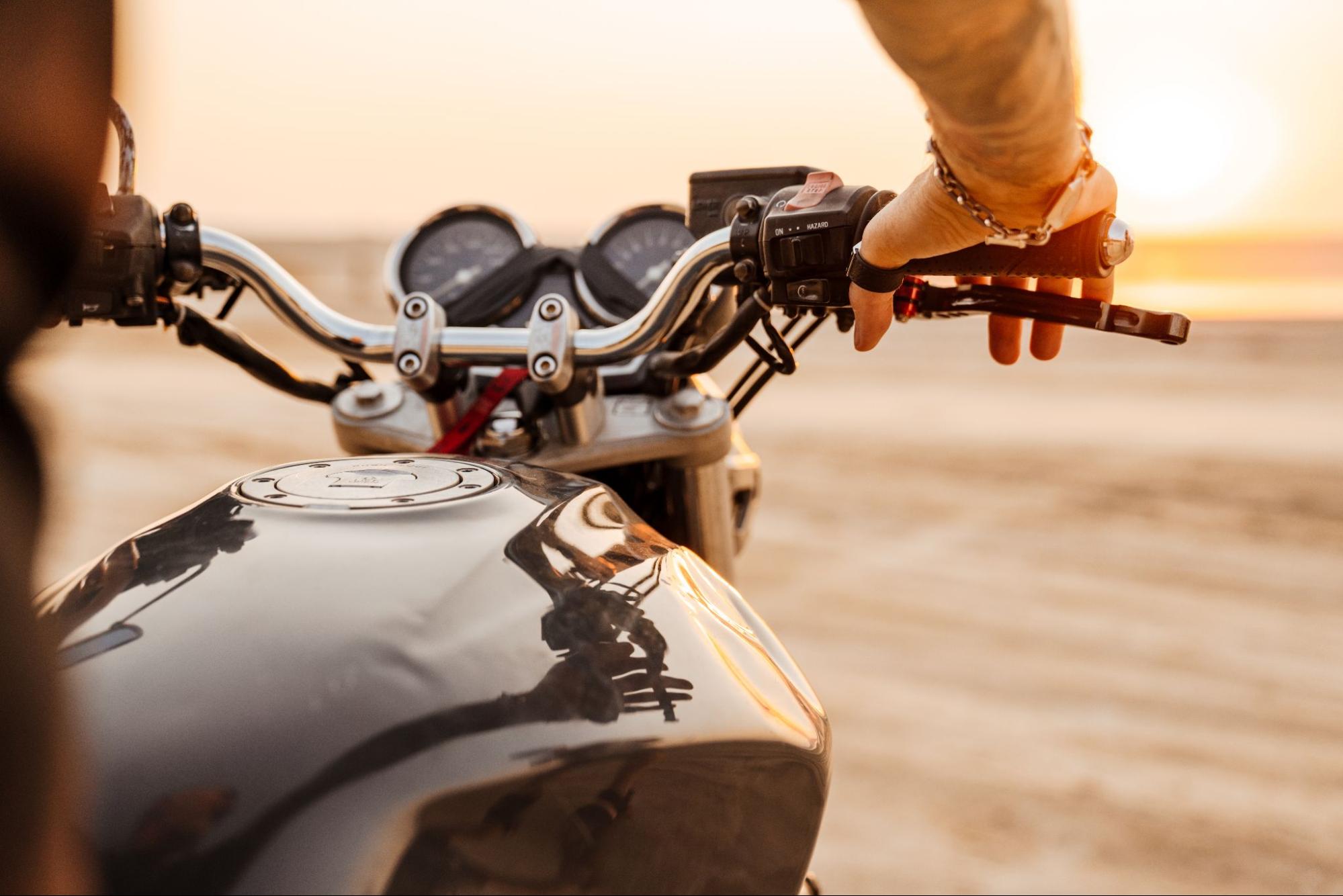 doświadczony kierowca motocykla patrzący na zachód słońca